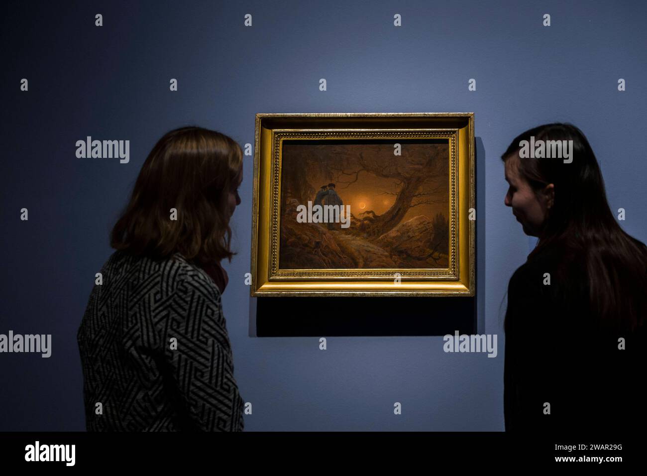 Dahl und Friedrich. Romantische Landschaften Dahl und Friedrich. Romantische Landschaften Eine Ausstellung der Galerie Neue Meister und des Kupferstich-Kabinetts der Staatlichen Kunstsammlungen Dresden, Caspar David Friedrich, Zwei Männer in Betrachtung des Mondes, 1819 Dresda Sachsen Deutschland *** paesaggi romantici Dahl e Friedrich paesaggi romantici Dahl e Friedrich paesaggi romantici una mostra della Galerie Neue Meister e il Kupferstich Kabinett della Staatliche Kunstsammlungen Dresda, Caspar David Friedrich, due uomini contemplando la Luna, 1819 Dresda Sassonia Germania Foto Stock