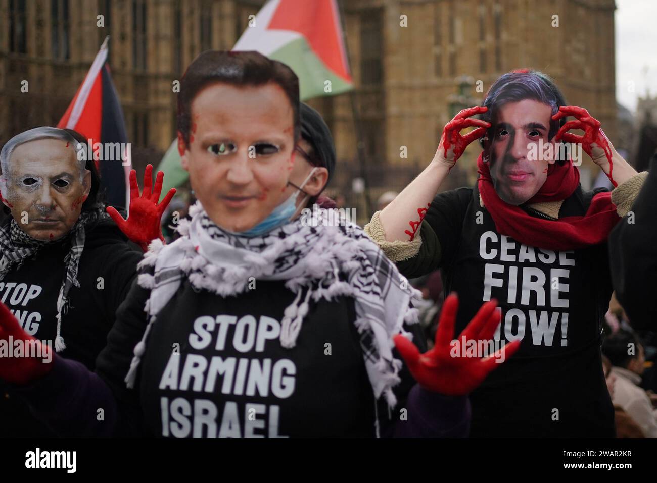 I manifestanti bloccano il Westminster Bridge durante una manifestazione della Free Palestine Coalition nel centro di Londra. Data immagine: Sabato 6 gennaio 2024. Foto Stock