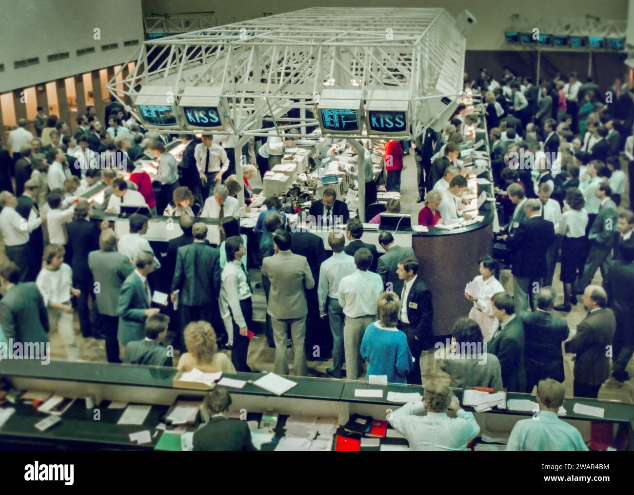 29 ottobre 1987, Assia, Francoforte sul meno: I trader agiscono nella sala di negoziazione della borsa (scansione dal colore negativo). Foto: Frank Rumpenhorst/dpa Foto Stock