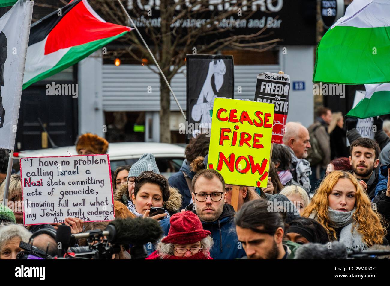 Londra, Regno Unito. 6 gennaio 2024. La protesta della Palestina, che chiede ora un cessate il fuoco, è diventata locale questo fine settimana (con altre azioni in tutto il paese) - in questo caso marciando dalla stazione di Chalk Farm a Camden Town con un raduno presso l'ufficio del deputato di Keir Starmer e del deputato di Tulip Siddiq, al Crowndale Centre. La folla continua a rispondere all'ultima epidemia di violenza e alla risposta israeliana a Gaza. La protesta è stata organizzata da Stop the War, Palestine Solidarity Campaign UK e Friends of al Aqsa, tra gli altri. Crediti: Guy Bell/Alamy Live News Foto Stock