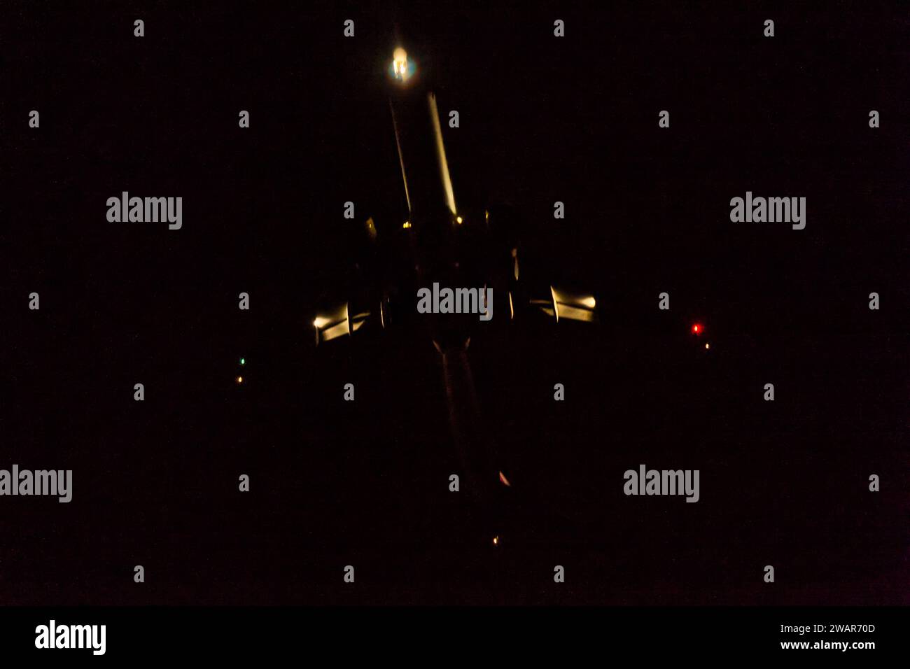aereo al buio durante un volo notturno Foto Stock