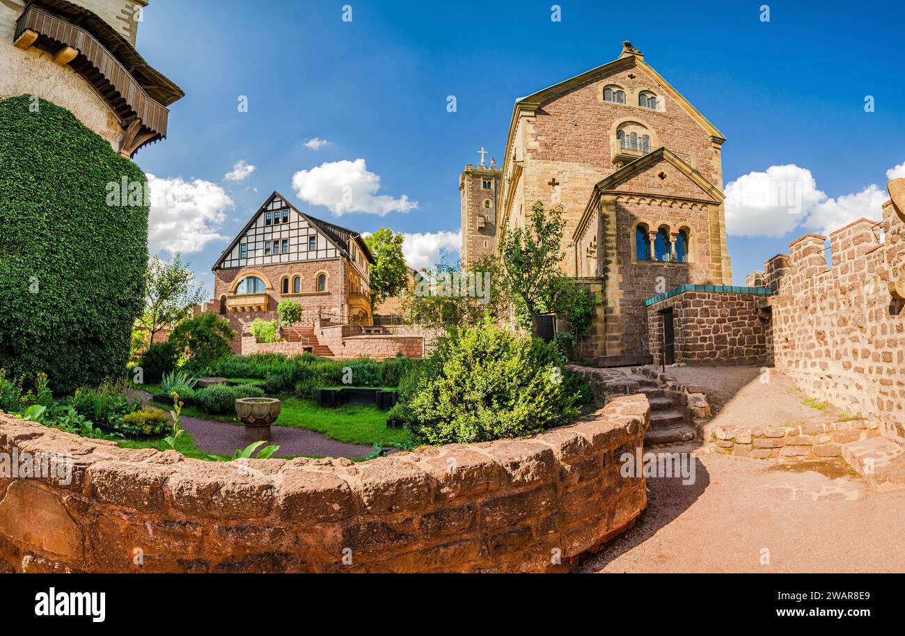 Vew del secondo cortile del castello di Wartburg con giardino, palas, bagno di cavalieri e adem a Eisenach, Turingia, Germania Foto Stock