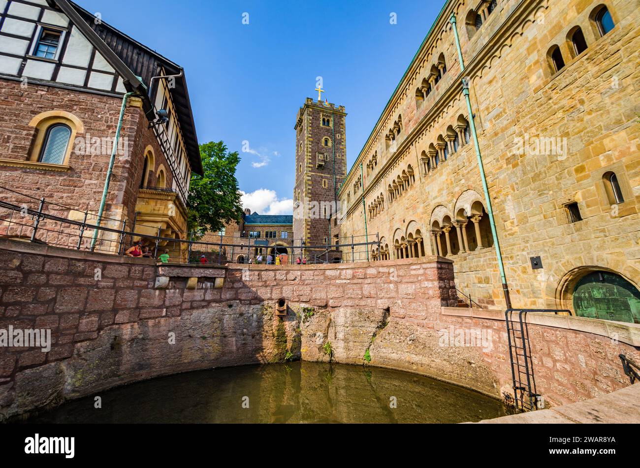 Secondo cortile del castello di Wartburg con castello, palas, gade e cisterna in primo piano a Eisenach, Turingia, Germania Foto Stock
