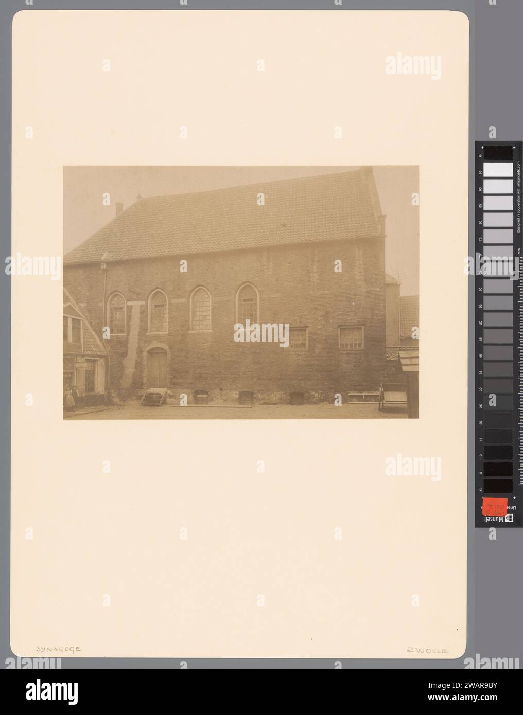 Veduta della sinagoga di Zwolle, Anonimo (Monumentenzorg) (attribuito a), 1899 foto di supporto fotografico di Zwolle. Gli albumi di cartone stampano la sinagoga (come edificio e luogo di culto  religione ebraica) Zwolle Foto Stock