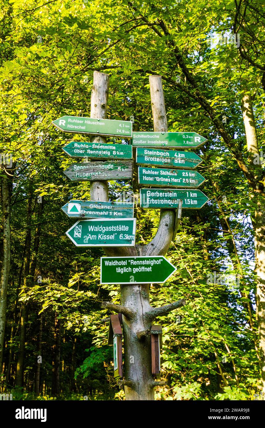 Indicazione con molte destinazioni escursionistiche sul Rennsteig nella Foresta Turingia, Germania Foto Stock