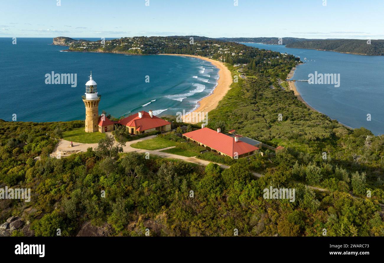 Fotografia aerea di Cape York in Australia, con un faro, case, alberi, spiaggia e un corpo d'acqua blu Foto Stock