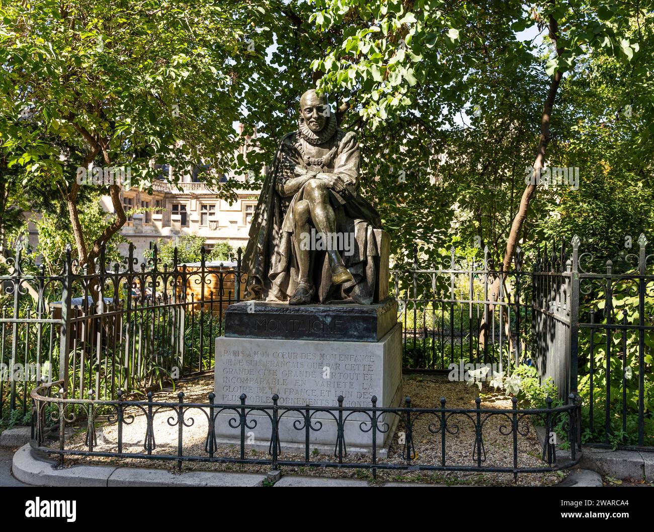 Statua in bronzo del filosofo francese Michel de Montaigne di Paul Landowski eretta nel XX secolo, in Rue des Écoles, V arrondissement, Parigi Foto Stock