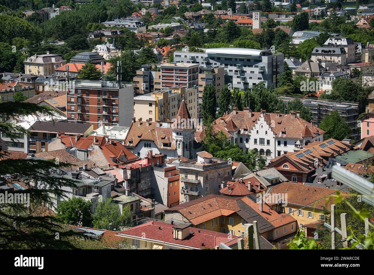 Una vista aerea della pittoresca città di Merano in alto Adige, Italia. Foto Stock
