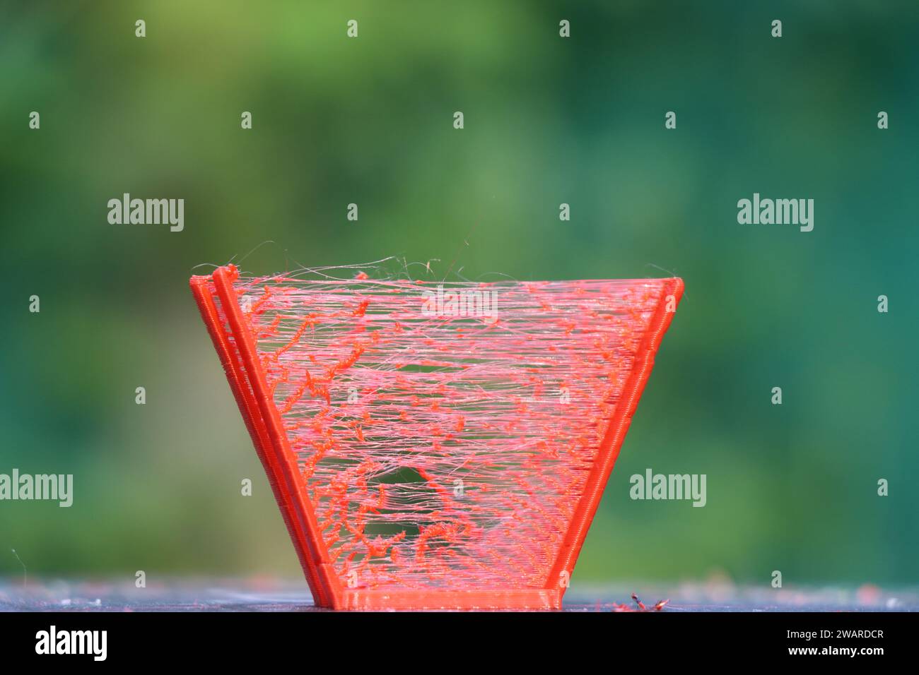 Modello stampato in 3D con un problema chiamato stringing, che sembra un filo sottile tra due parti Foto Stock