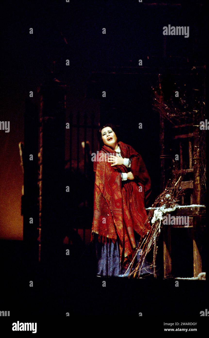 Yasuko Hayashi (Mimi) in LA BOHEME alla Royal Opera, Covent Garden, Londra WC2 13/12/1976 musica: Giacomo Puccini libretto: Luigi Illica & Giuseppe Giacosa direttore: Mark Elder design: Julia Trevelyan Oman illuminazione William Bundy direttore: John Copley Foto Stock