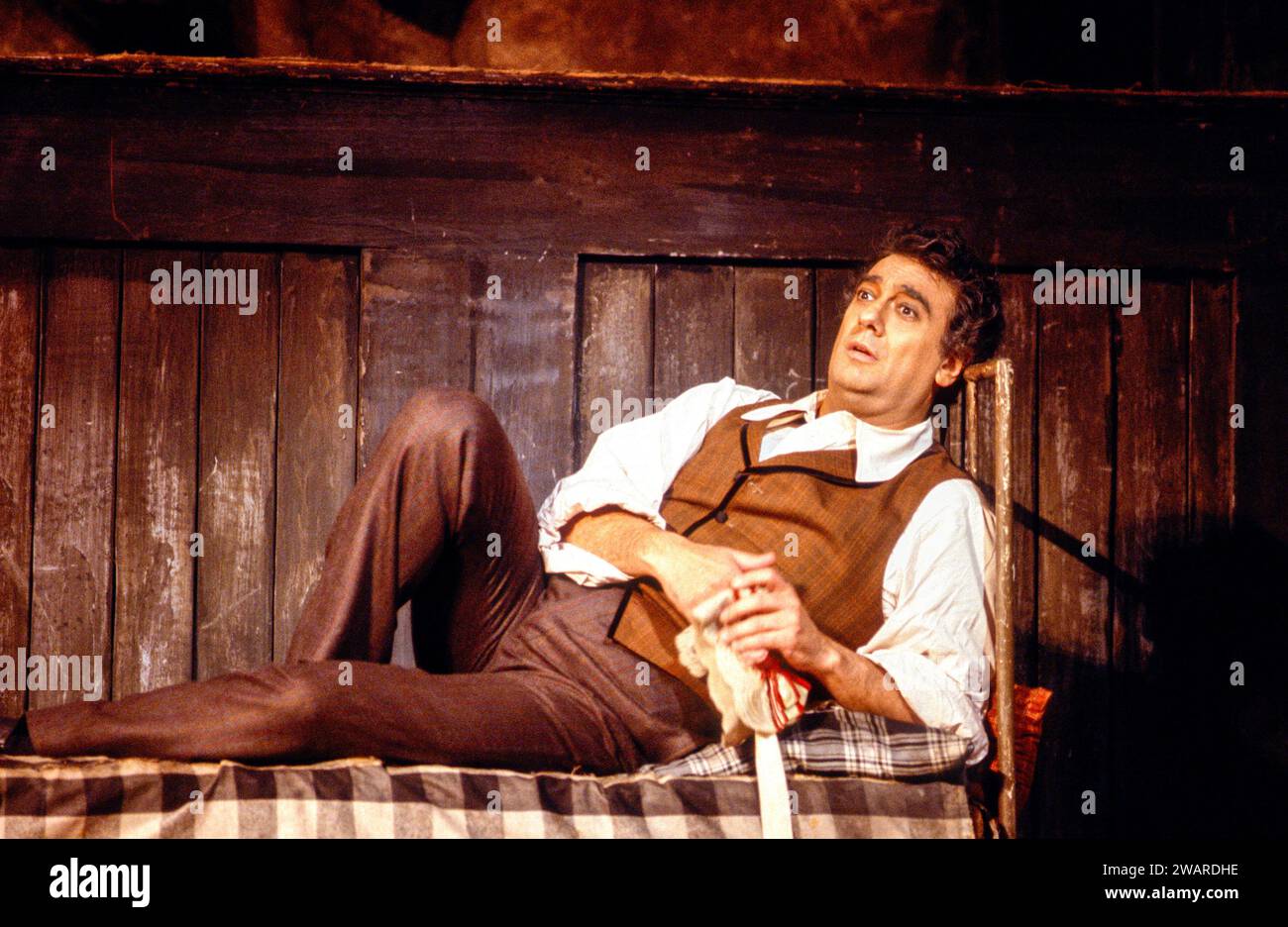 Placido Domingo (Rodolfo) in LA BOHEME alla Royal Opera, Covent Garden, Londra WC2 06/06/1987 musica: Giacomo Puccini libretto: Luigi Illica e Giuseppe Giacosa direttore: Giuseppe Patane design: Julia Trevelyan Oman illuminazione William Bundy direttore: John Copley Foto Stock