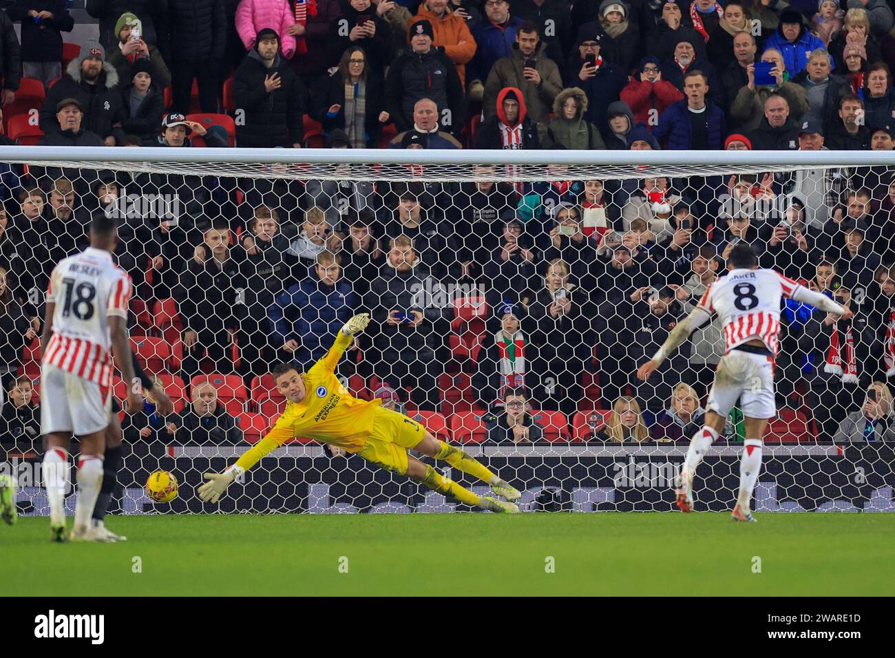Stoke on Trent, Regno Unito. 6 gennaio 2024. Lewis Baker dello Stoke City segna dal punto di rigore davanti a Bart Verbruggen di Brighton e Hove Albion per raggiungere i 2-2 punti durante la partita del terzo turno della Emirates fa Cup Stoke City contro Brighton e Hove Albion al Bet365 Stadium, Stoke-on-Trent, Regno Unito, 6 gennaio 2024 (foto di Conor Molloy/News Images) credito: News Images Ltd/Alamy Live News Foto Stock