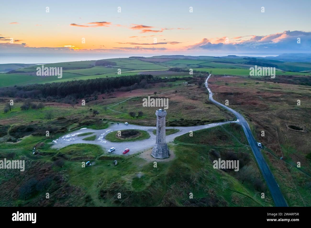 Portesham, Dorset, Regno Unito. 6 gennaio 2023. Meteo Regno Unito. Tramonto all'Hardy Monument vicino a Portesham nel Dorset alla fine della fredda giornata di sole. Il monumento, a forma di telescopio, è stato costruito in memoria del viceammiraglio Sir Thomas Masterman Hardy che era capitano di bandiera sulla HMS Victory durante la battaglia di Trafalgar. Foto: Graham Hunt/Alamy Live News Foto Stock