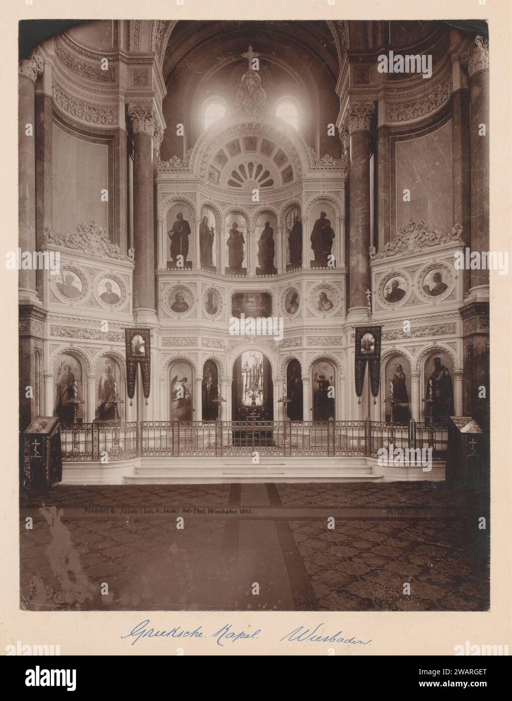 Altare della cosiddetta cappella greca nella chiesa ortodossa russa sul Nerobberg, Wiesbaden, Germania, 1897 Fotografia errata "cappella greca" menzionata parte della chiesa ortodossa russa "dell'Heiligen Elisabeth in Wiesbaden", che Adolf von Nassau morì per la sua giovane, defunta moglie Elisabeta Michailovna (figlia del fratello minore dello zaren i e di Nicolaas i van Russia) lo fece costruire tra il 1847 e il 1855. Carta Wiesbaden. L'albume di cartone stampa Wiesbaden Foto Stock