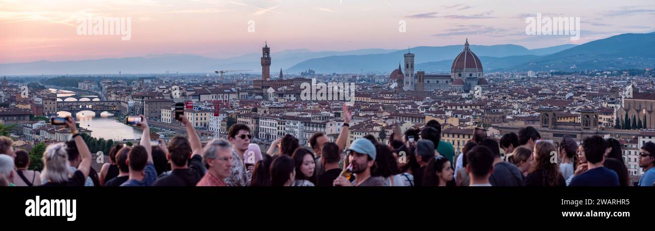 FIRENZE, ITALIA - 21 SETTEMBRE 2023 - grande folla turistica su Piazzale Michelangelo che si gode il tramonto su Firenze, Italia Foto Stock