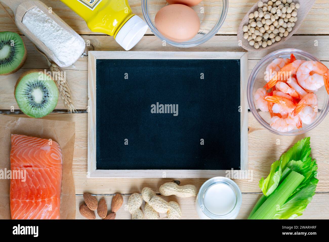 Composizione con allergeni alimentari comuni, tra cui uova, latte, soia, arachidi, kiwi, pesce, frutti di mare, farina di grano, senape, sedano con lavagna per copys Foto Stock