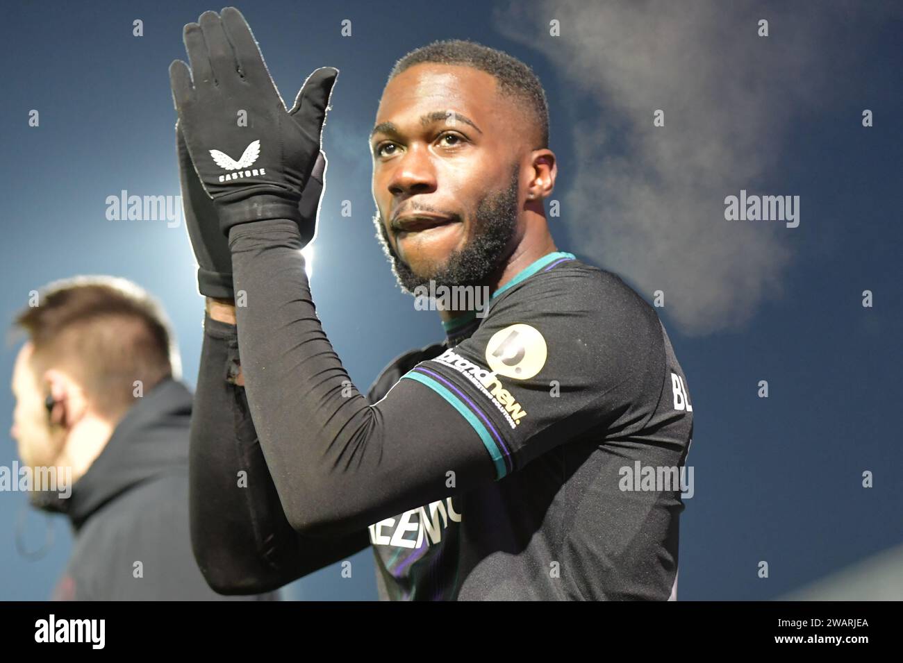 Stoke-on-Trent, Inghilterra. 6 gennaio 2024. Corey Blackett-Taylor applaude i tifosi durante lo Sky Bet EFL League One match tra Port vale e Charlton Athletic. Kyle Andrews/Alamy Live News Foto Stock