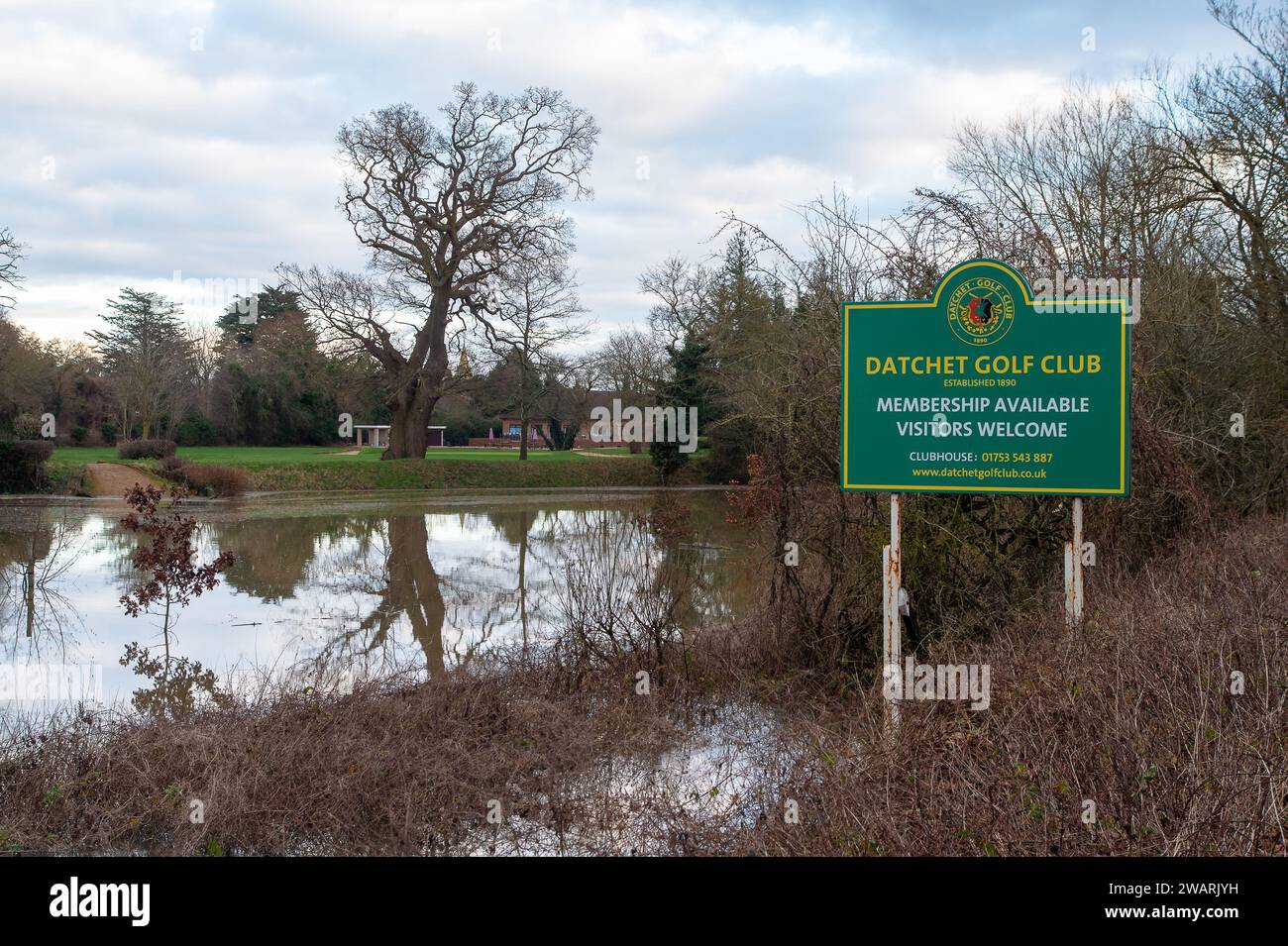 Datchet, Berkshire, Regno Unito. 6 gennaio 2024. Il Datchet Golf Club di Datchet, Berkshire, è allagato. Il corso è vicino al Tamigi, dove il livello dell'acqua continua a salire. Il Tamigi ha fatto irruzione sulle sue sponde e un allarme alluvione rimane in atto per Datchet. Credito: Maureen McLean/Alamy Live News Foto Stock