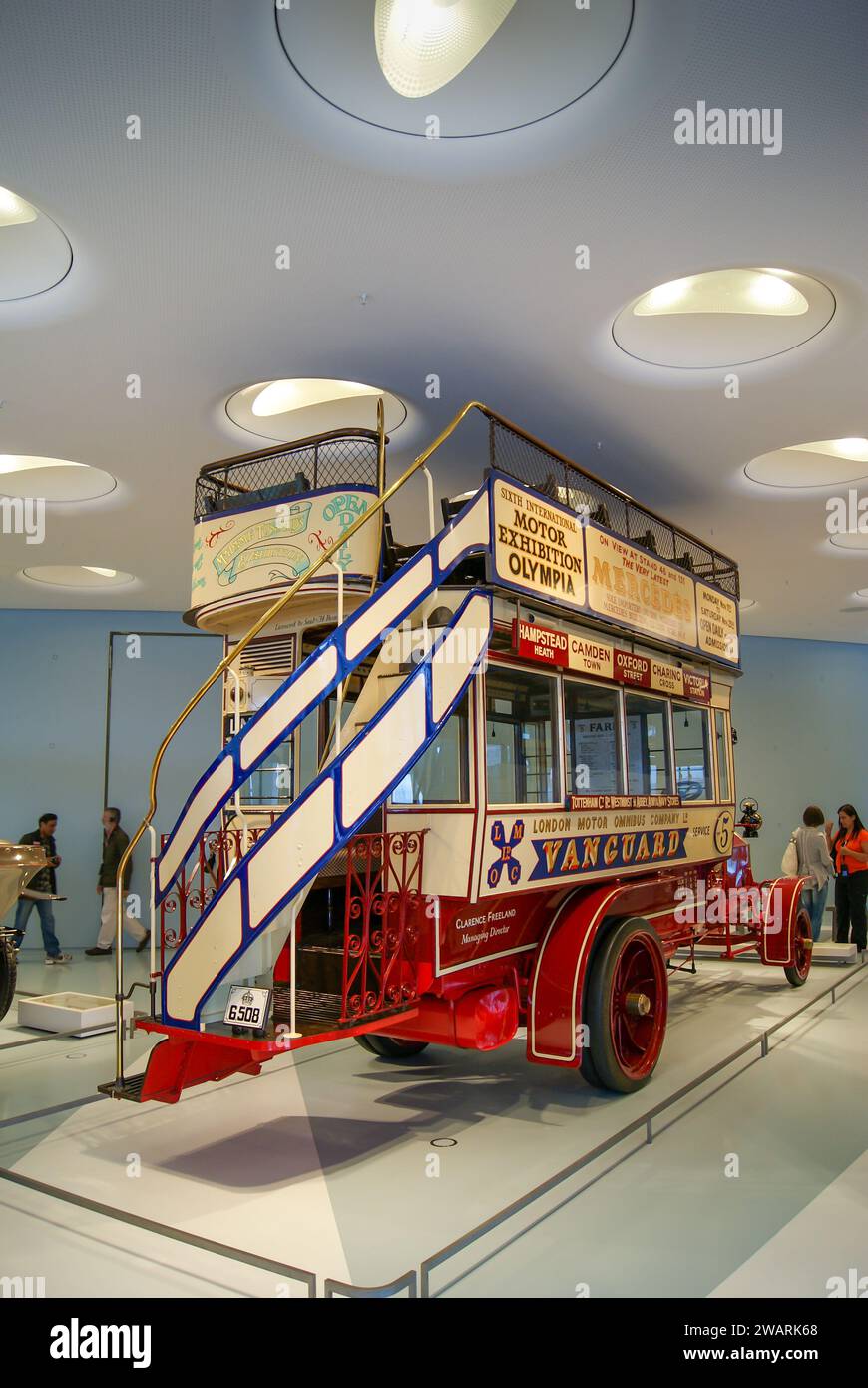 Stoccarda, Germania - 28 agosto 2010: Un autobus a due piani Milnes-Daimler di proprietà della Vanguard London Motor Omnibus al Mercedes-Benz Museum di Stoccarda Foto Stock Stoccarda, Germania - 28 agosto 2010: Un autobus a due piani Milnes-Daimler di proprietà della Vanguard London Motor Omnibus al Mercedes-Benz Museum di Stoccarda Foto Stock