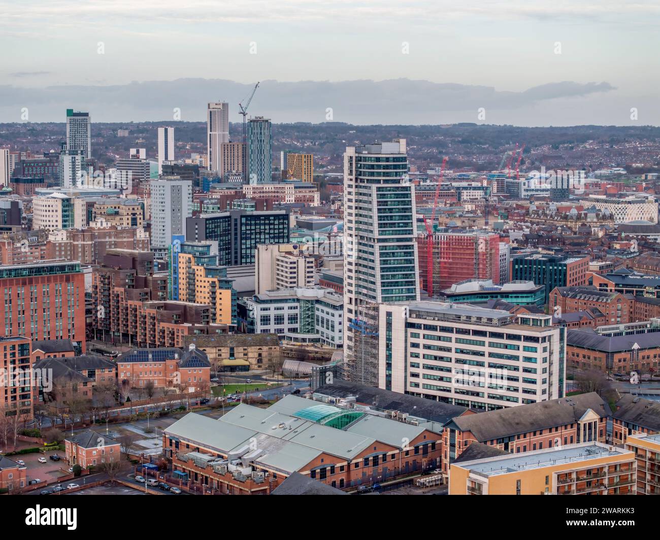 Centro di Leeds, West Yorkshire, vista panoramica aerea del centro città guardando a nord verso negozi e uffici. Leeds, città universitaria dello Yorkshire Foto Stock