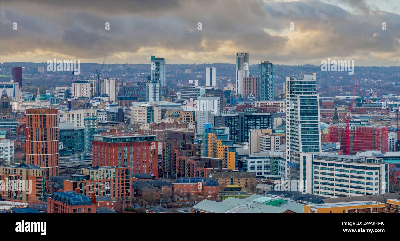Centro di Leeds, West Yorkshire, vista panoramica aerea del centro città guardando a nord verso negozi e uffici. Leeds, città universitaria dello Yorkshire Foto Stock