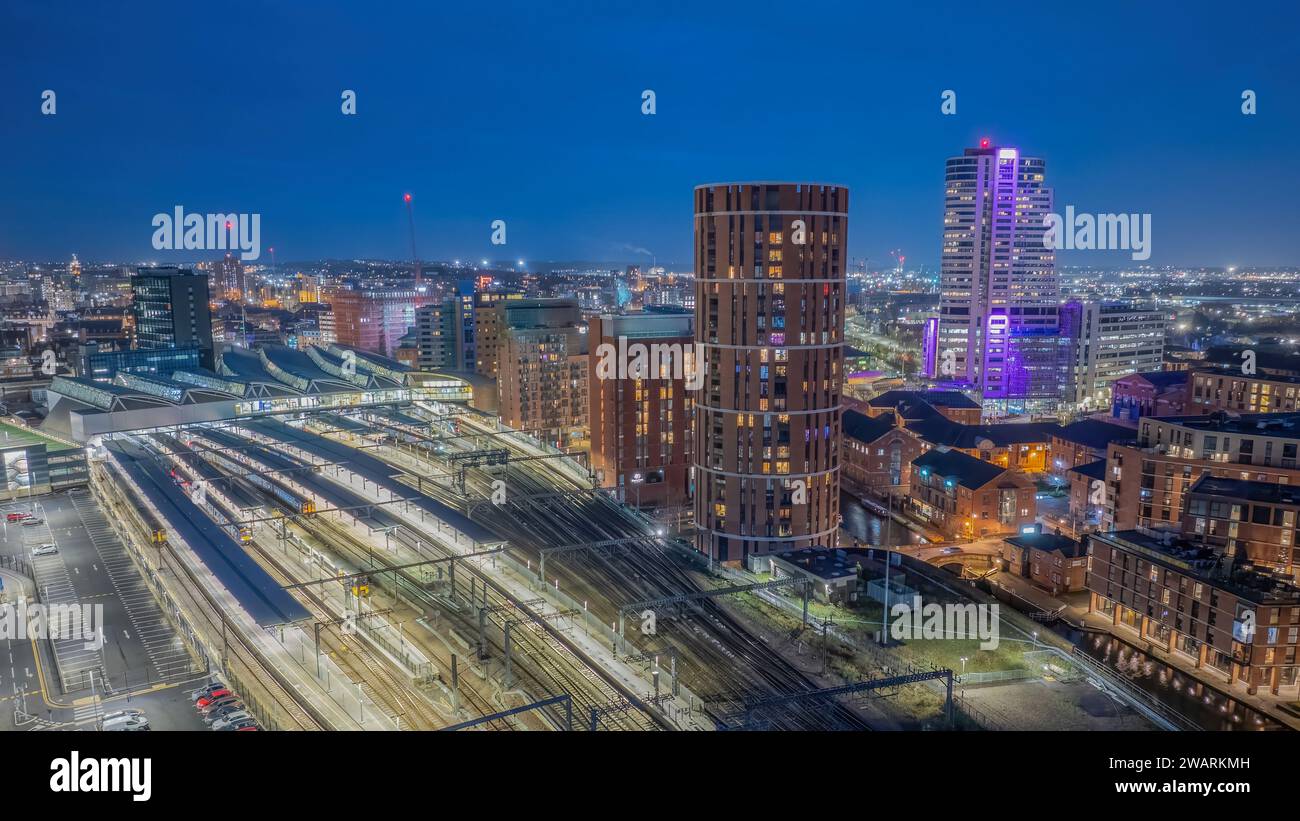 Centro di Leeds, West Yorkshire, vista panoramica aerea del centro città guardando a nord verso negozi e uffici. Leeds, città universitaria dello Yorkshire Foto Stock