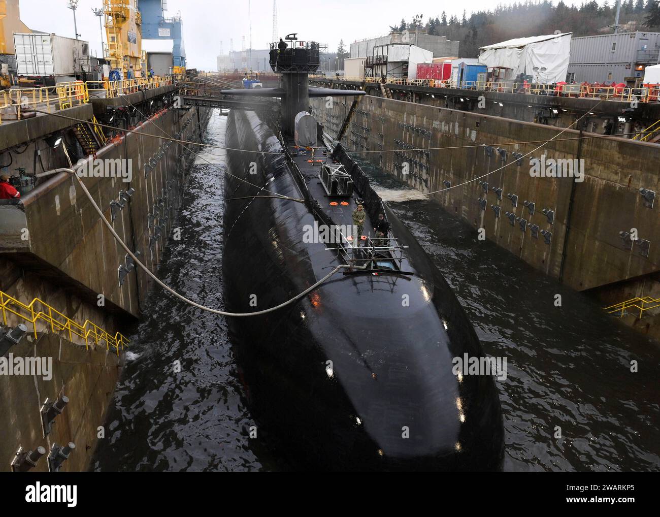 Bremerton, Stati Uniti. 28 dicembre 2023. Il sottomarino USS Nevada con missili balistici di classe Ohio nucleare della Marina degli Stati Uniti è attraccato nel bacino di carenaggio Delta Pier presso la Trident Refit Facility Naval Bangor presso la base Kitsap Bremerton, il 28 dicembre 2023 a Bremerton, Washington. Credito: MC2 Adora Okafor/U.S. Marines/Alamy Live News Foto Stock