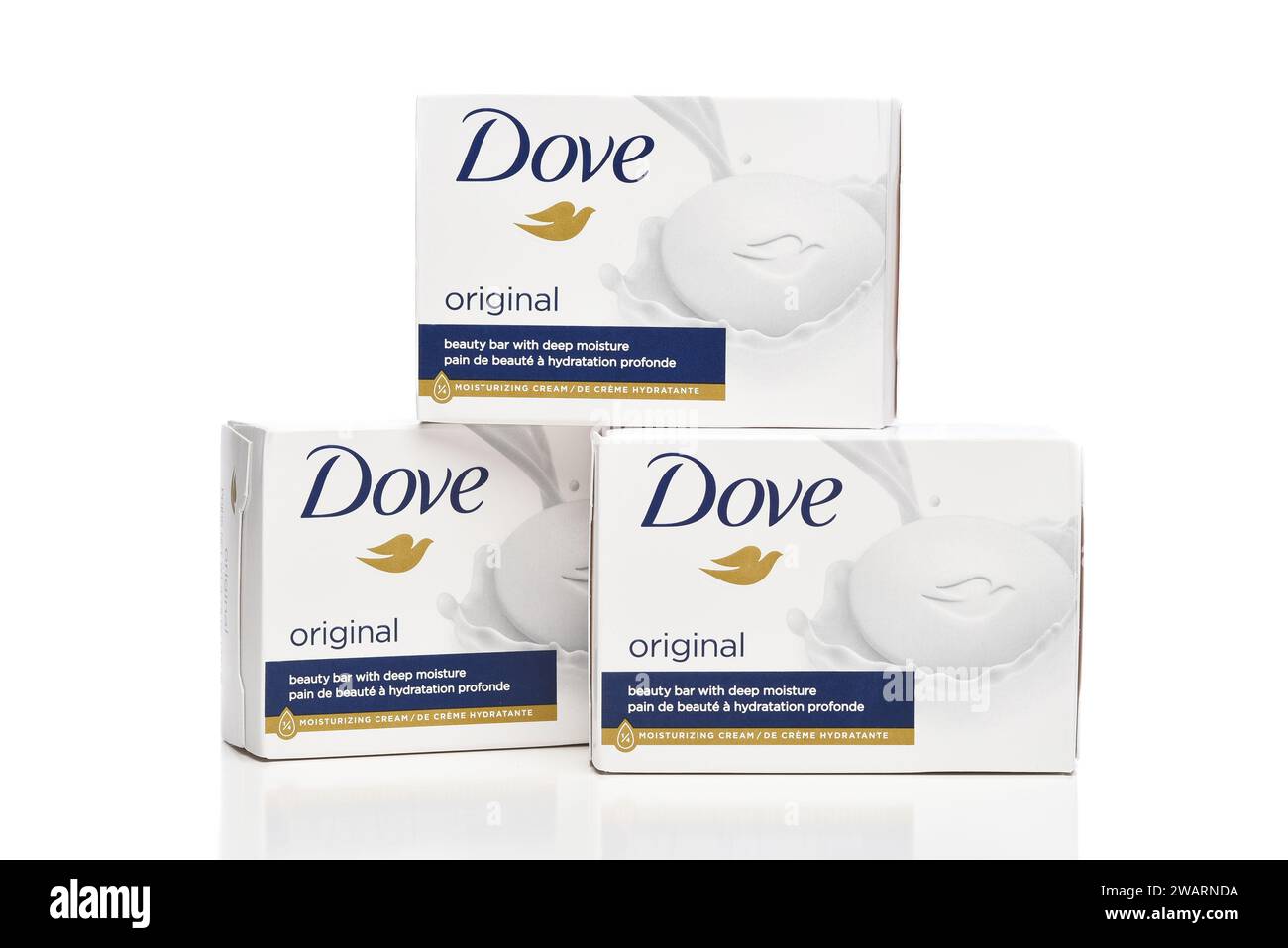 IRVINE, CALIFORNIA - 3 GENNAIO 2024: Tre scatole di dove Beauty Bar con crema idratante. Foto Stock