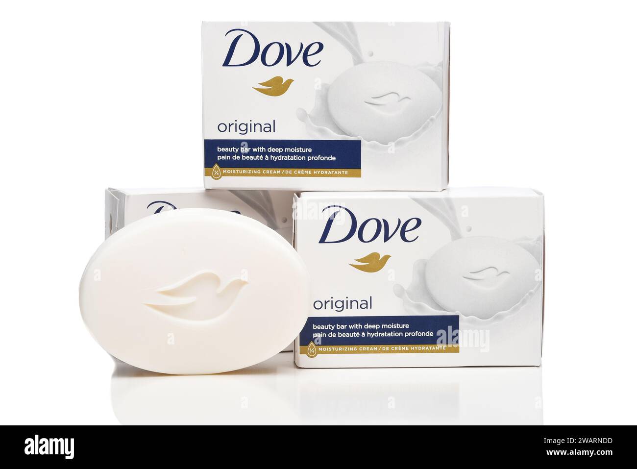 IRVINE, CALIFORNIA - 3 GENNAIO 2024: Tre scatole di dove Beauty Bar con crema idratante, con una barretta pronta all'uso. Foto Stock