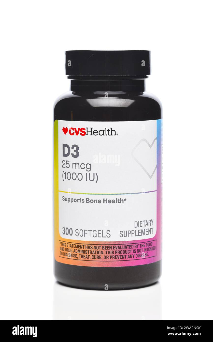 IRVINE, CALIFORNIA - 3 JAN 2024: Una bottiglia di CVS marca D3 softgels integratore alimentare, per la salute delle ossa. Foto Stock