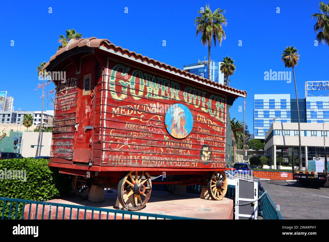 Los Angeles, California: Gower Gulch, vagone per spettacoli di medicina western d'epoca presso il centro commerciale Gower Gulch Plaza (Sunset Blvd. E Gower Street) Foto Stock