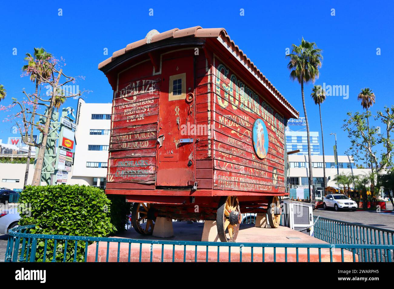 Los Angeles, California: Gower Gulch, vagone per spettacoli di medicina western d'epoca presso il centro commerciale Gower Gulch Plaza (Sunset Blvd. E Gower Street) Foto Stock