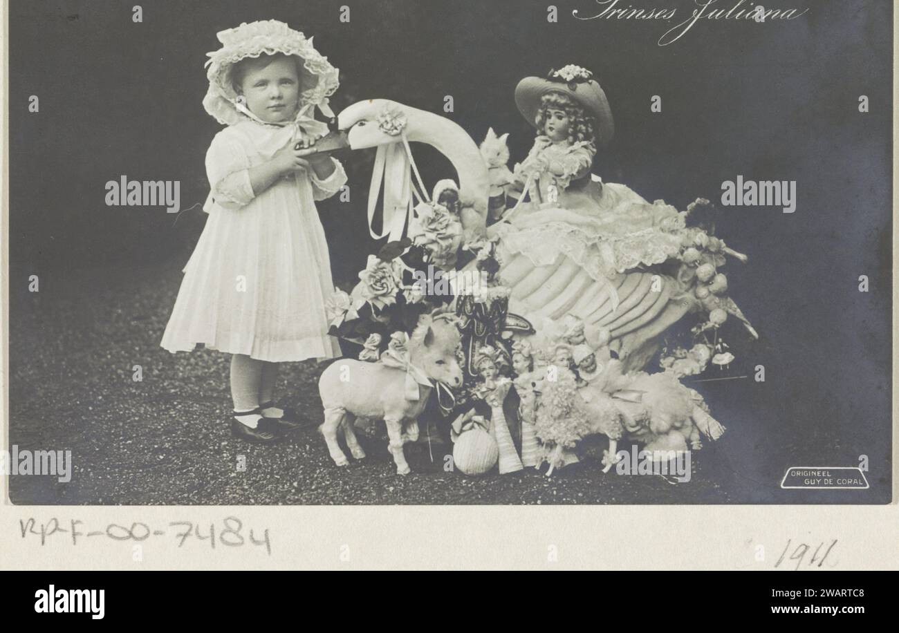 Ritratto di Juliana, Regina dei Paesi Bassi, 1911 - 1912 Fotografia Ritratto di Juliana con giocattoli. Sopra il suo nome e il suo titolo. In basso a destra "originale". Netherlandspublisher: L'editore: Supporto fotografico UTrechtt Foto Stock