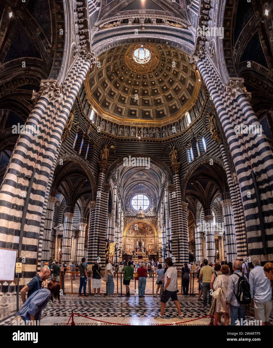 SIENA, ITALIA - 23 SETTEMBRE 2023 - grande architettura medievale della navata della cattedrale di Siena, Italia Foto Stock