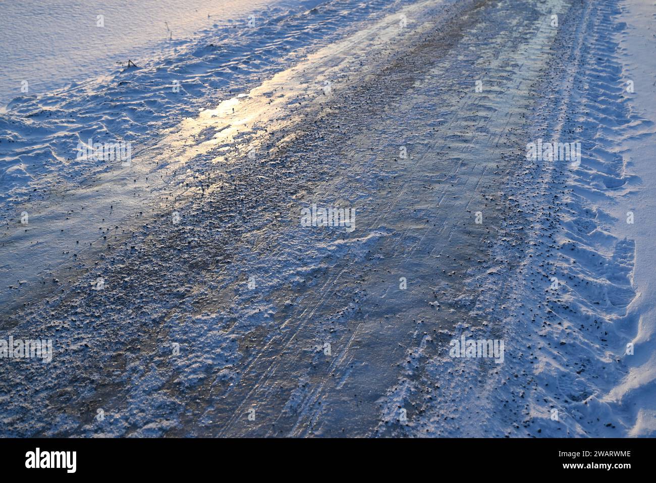 Strada di campagna in inverno, superficie stradale ghiacciata. Foto Stock