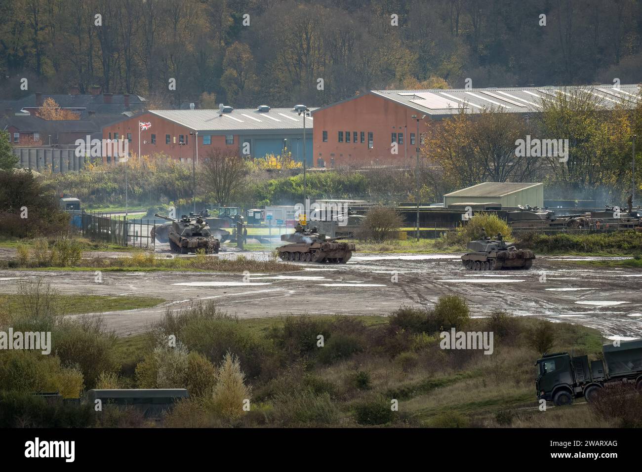 Uno squadrone di carri armati principali FV4034 Challenger 2 II dell'esercito britannico che tornava a Tidworth Garrison da un'esercitazione militare. Wilts UK Foto Stock