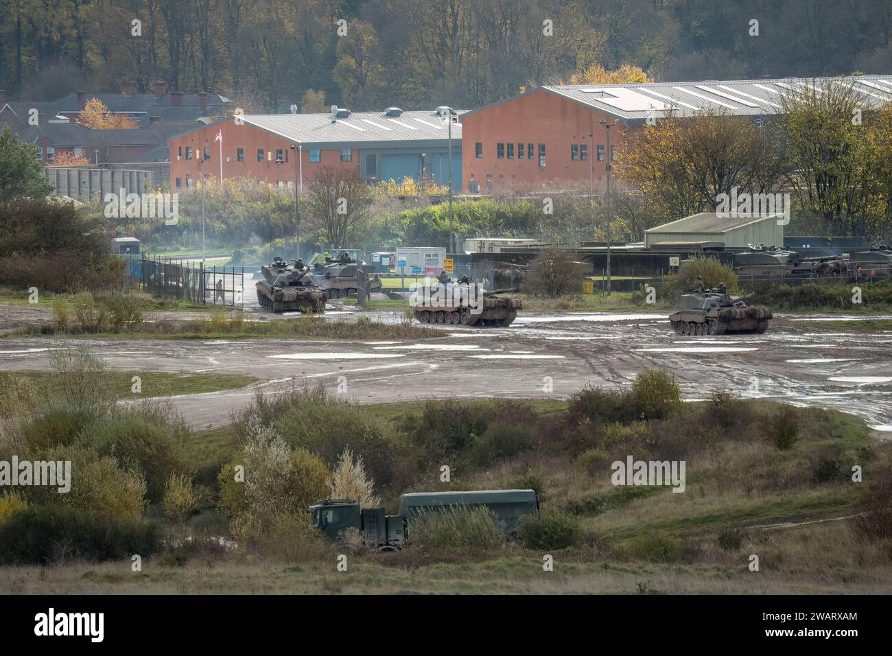 Uno squadrone di carri armati principali FV4034 Challenger 2 II dell'esercito britannico che tornava a Tidworth Garrison da un'esercitazione militare. Wilts UK Foto Stock