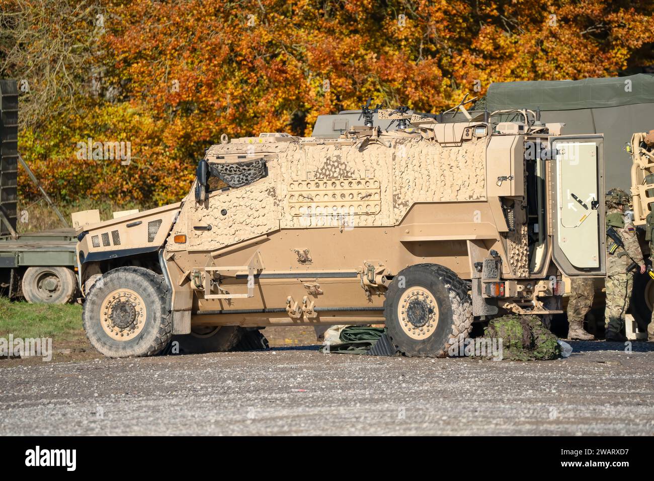 Primo piano di un esercito britannico Foxhound 4x4-wheel drive veicolo di pattuglia protetto su un esercizio militare, Wiltshire UK Foto Stock