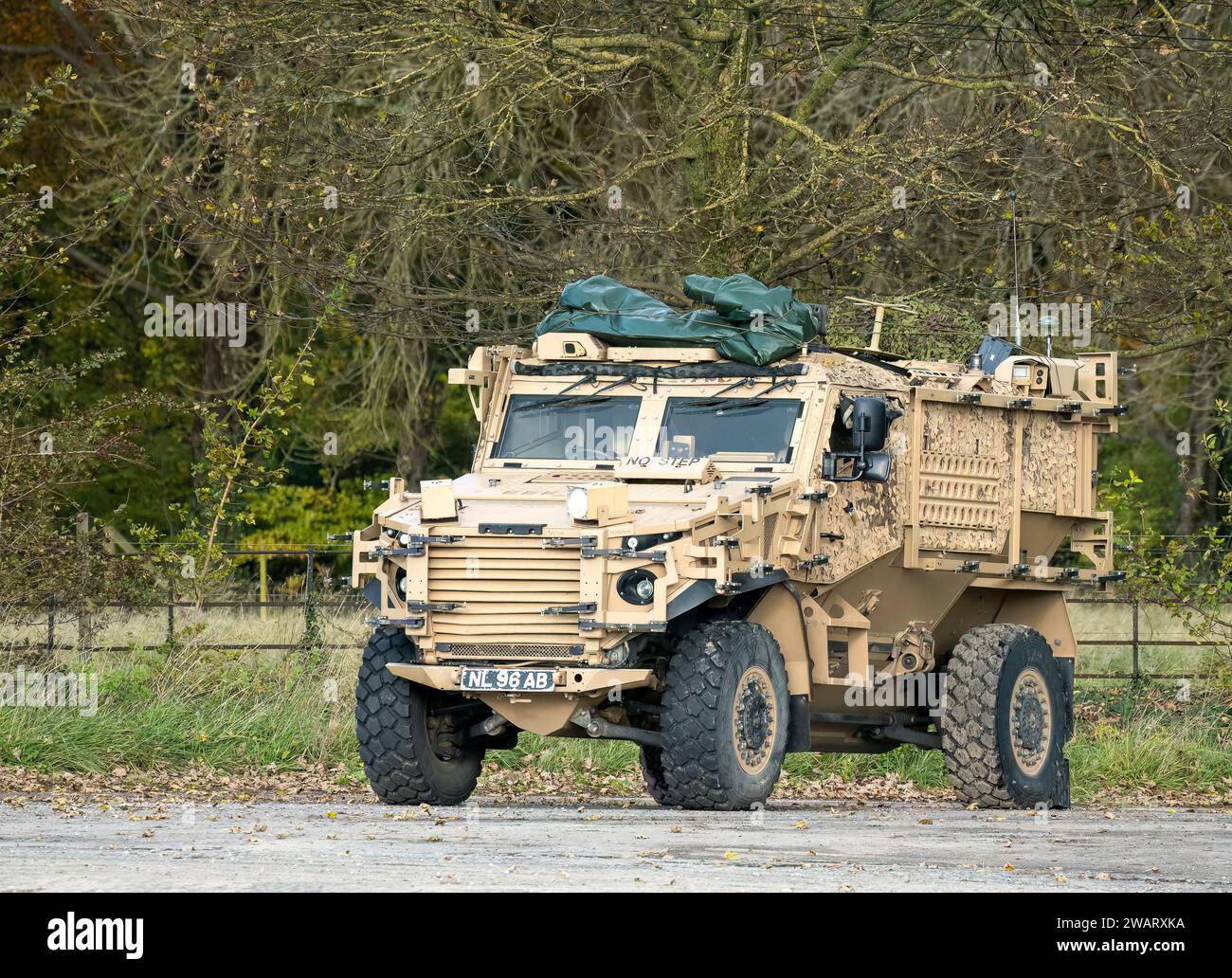 Primo piano di un esercito britannico Foxhound 4x4-wheel drive veicolo di pattuglia protetto su un esercizio militare, Wiltshire UK Foto Stock