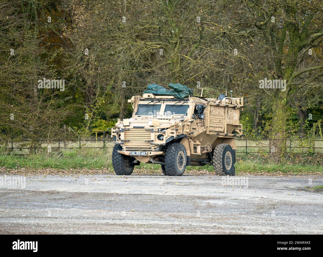 Primo piano di un esercito britannico Foxhound 4x4-wheel drive veicolo di pattuglia protetto su un esercizio militare, Wiltshire UK Foto Stock