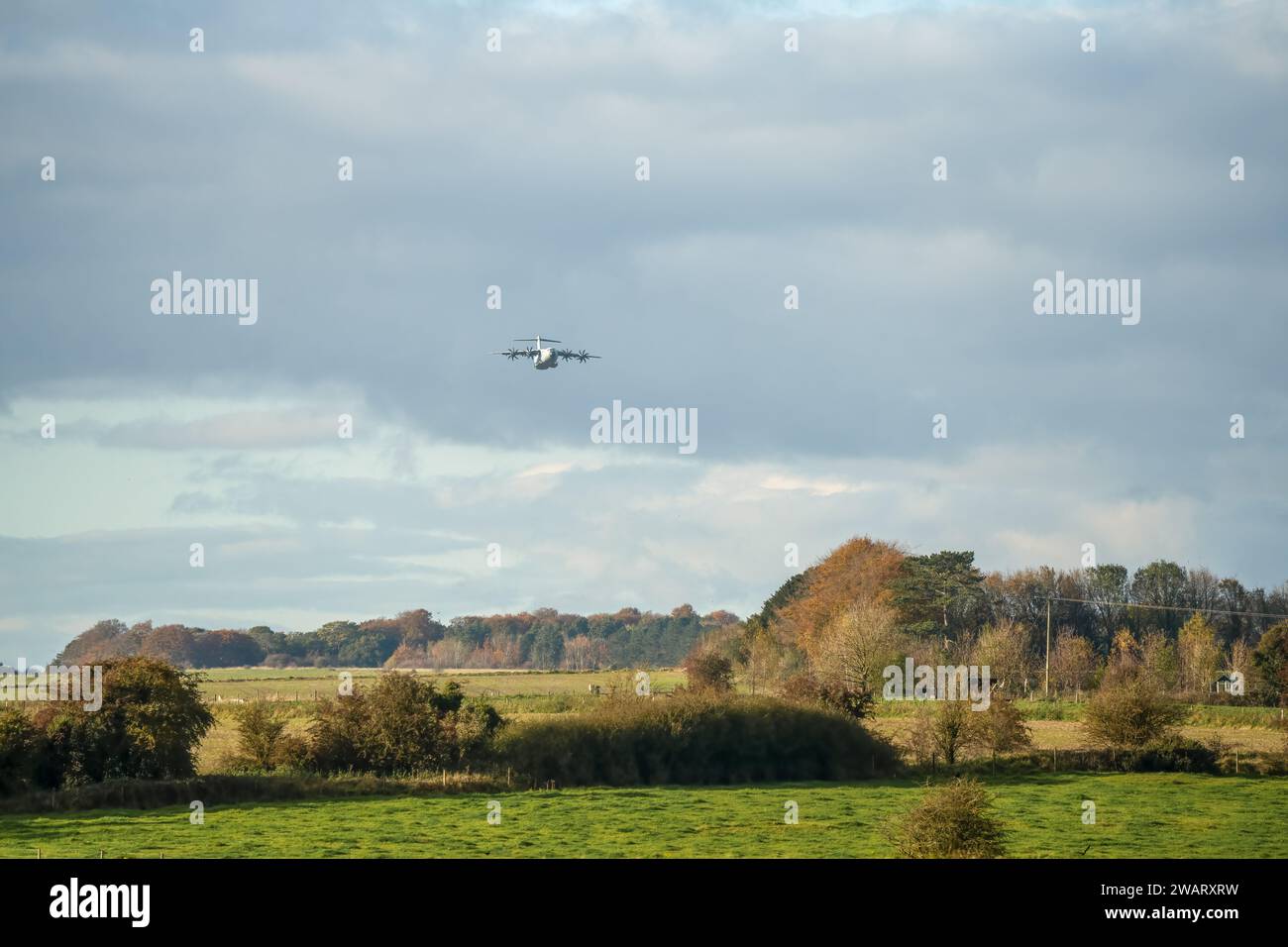 RAF Royal Air Force Airbus A400M Atlas aereo da carico militare su un'esercitazione di lancio di paracadute a basso livello, Wilts UK Foto Stock