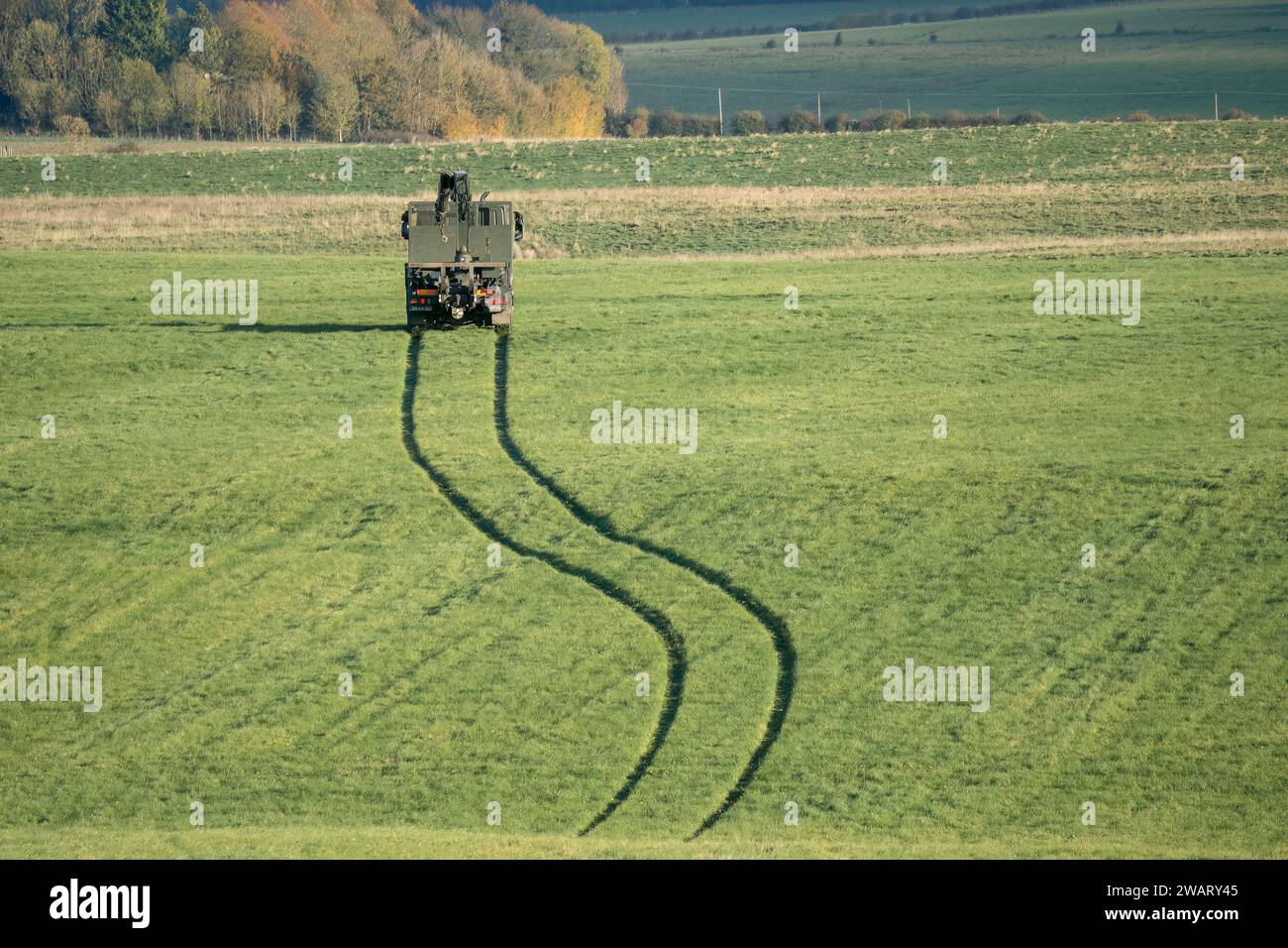Camion logistico A pianale SX 6x6 dell'esercito britannico con gru in un campo di erba verde, che recupera pallet CDS da una caduta di paracadute. Wilts UK Foto Stock