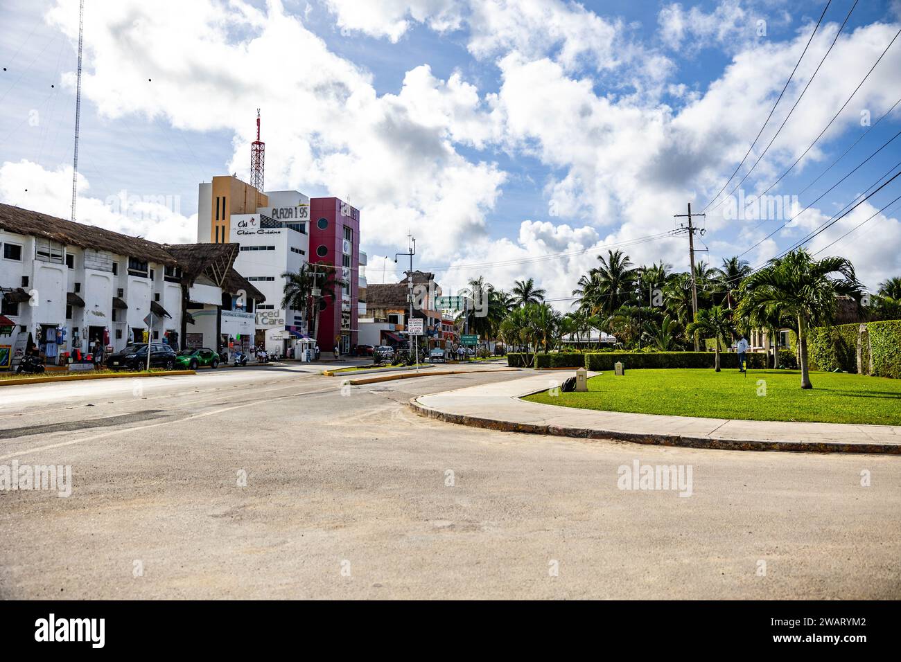 Una vivace strada urbana con splendidi edifici nella soleggiata Cozumel, Messico Foto Stock