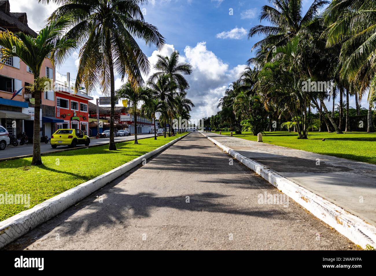 Una vivace strada urbana con splendidi edifici nella soleggiata Cozumel, Messico Foto Stock