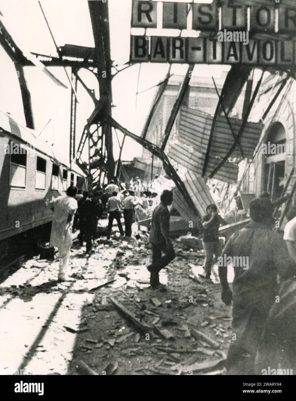 La stazione ferroviaria dopo l'esplosione della bomba, Bologna, Italia 1980 Foto Stock