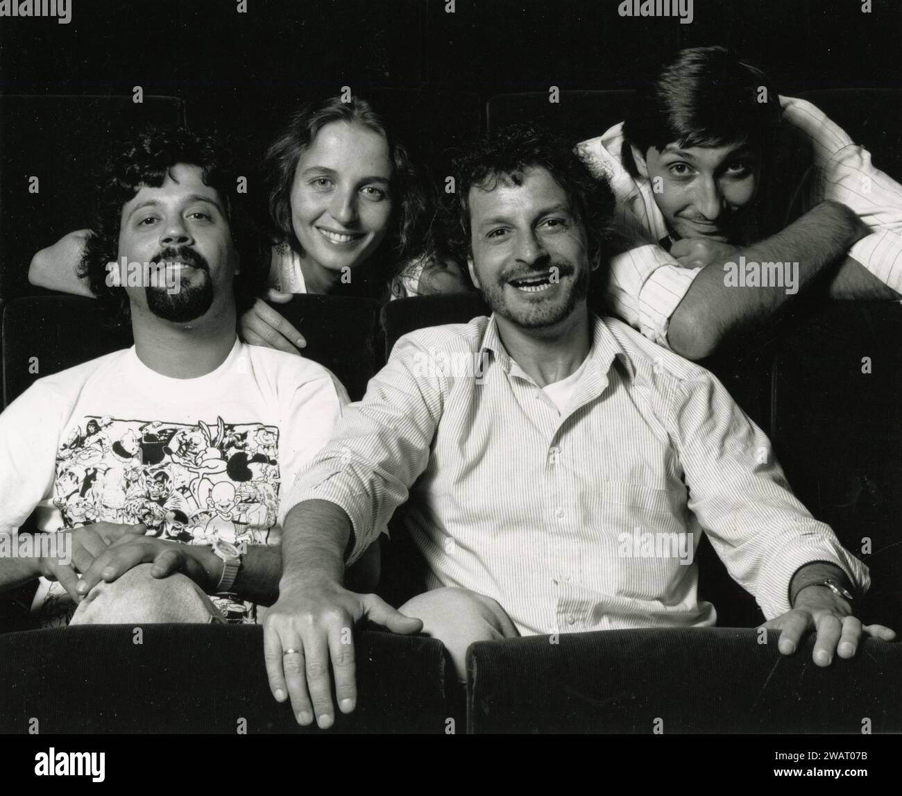 Gli attori italiani Sergio Zecca, Elisabetta De Vito, Mario scaletta e Alessandro Spadorcia nel film Vestire gli GNU, Italia 1990 Foto Stock