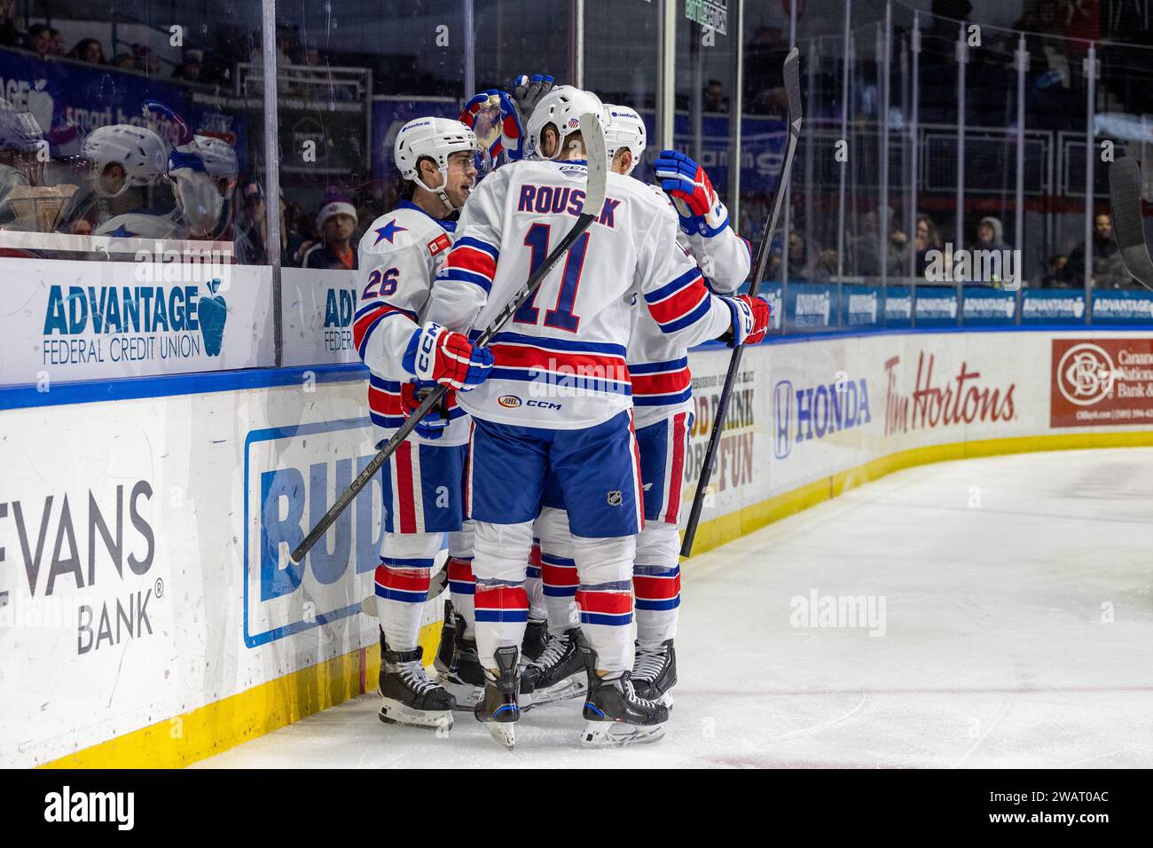 5 gennaio 2024: I giocatori dei Rochester Americans celebrano un gol nel secondo periodo contro i Cleveland Monsters. I Rochester Americans ospitarono i Cleveland Monsters in una partita della American Hockey League alla Blue Cross Arena di Rochester, New York. (Jonathan Tenca/CSM) Foto Stock