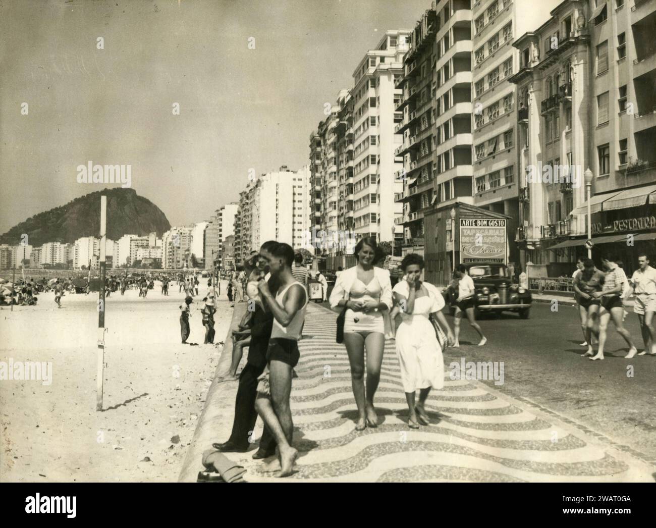 Gente per strada a Copacabana Beach, Rio de Janeiro, Brasile, anni '1950 Foto Stock