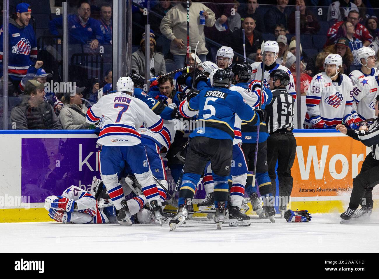5 gennaio 2024: I giocatori dei Cleveland Monsters e dei Rochester Americans si scontrano nel terzo periodo. I Rochester Americans ospitarono i Cleveland Monsters in una partita della American Hockey League alla Blue Cross Arena di Rochester, New York. (Jonathan Tenca/CSM) Foto Stock
