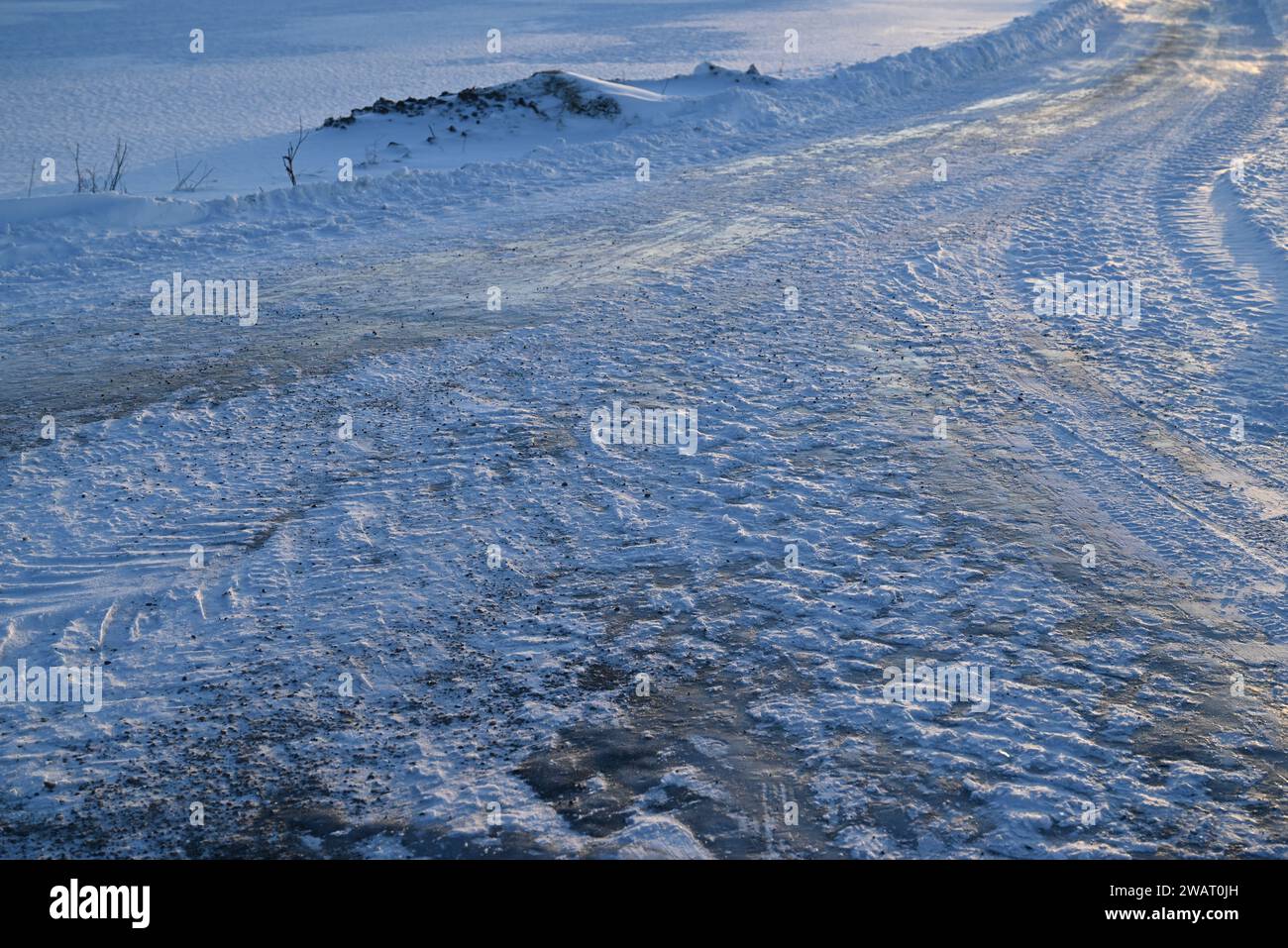 Guida invernale, strada ghiacciata. Foto Stock